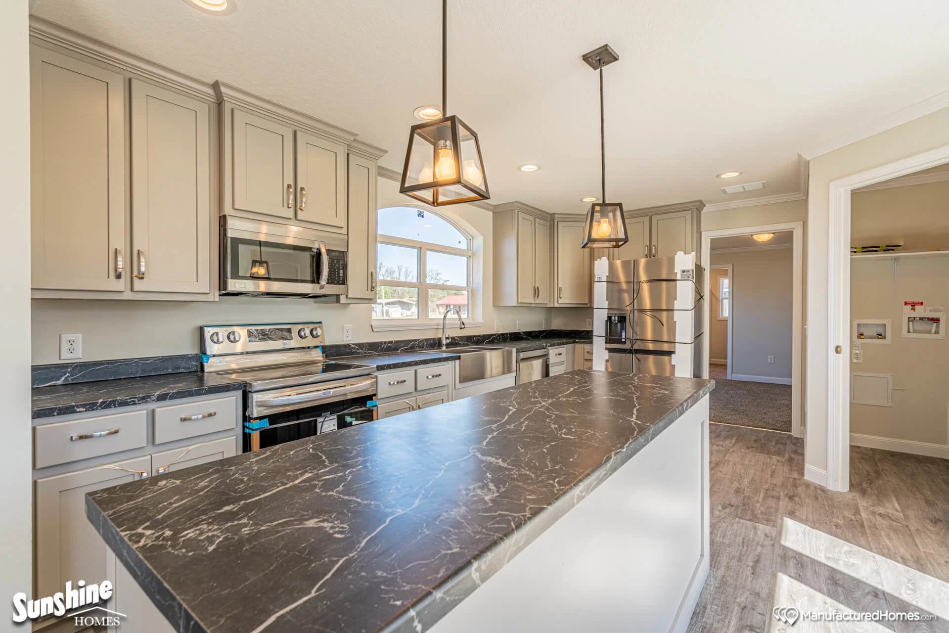 Pri1684-1009 kitchen and hero home features