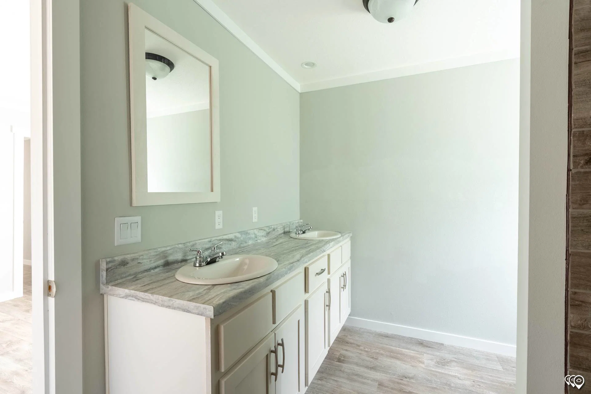 Pri1680-104 bathroom home features