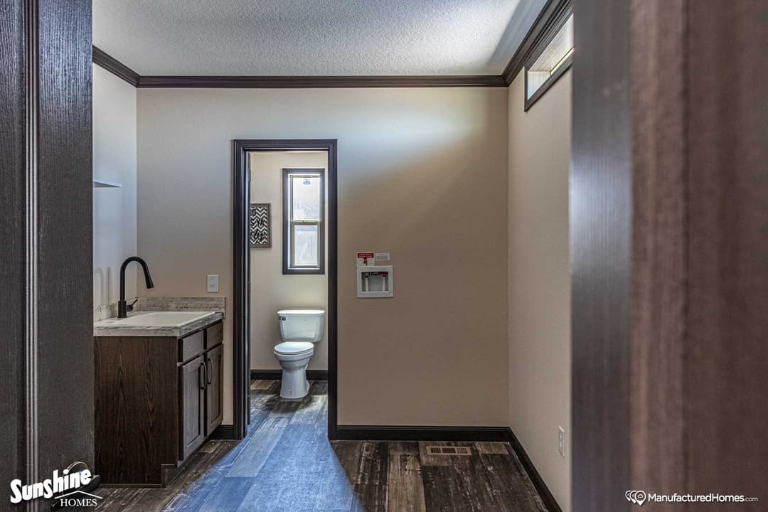 Pri3268-2004 bathroom home features