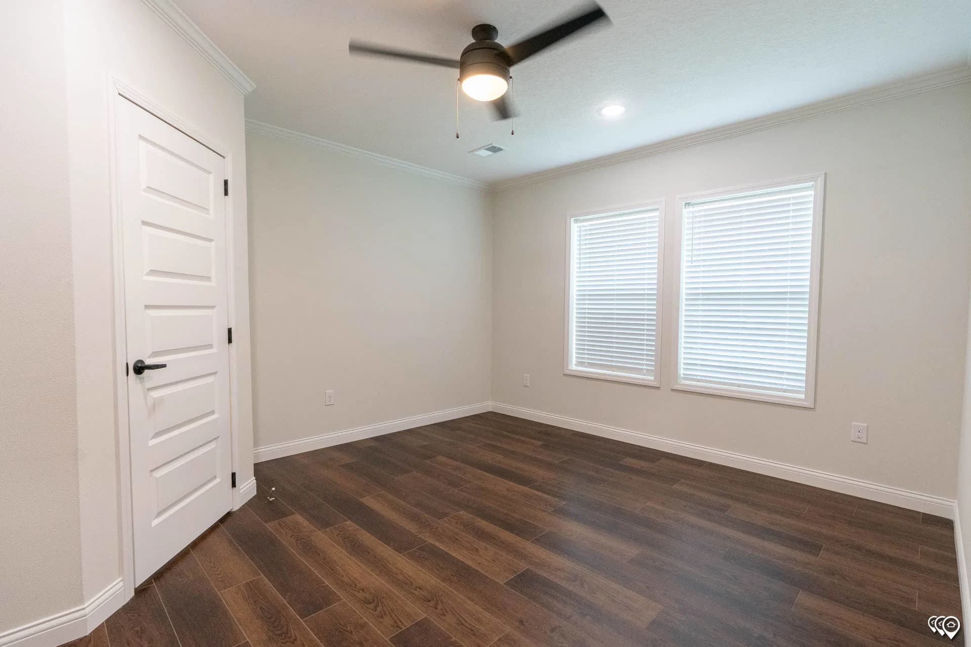 Pri3284-2074 bedroom home features