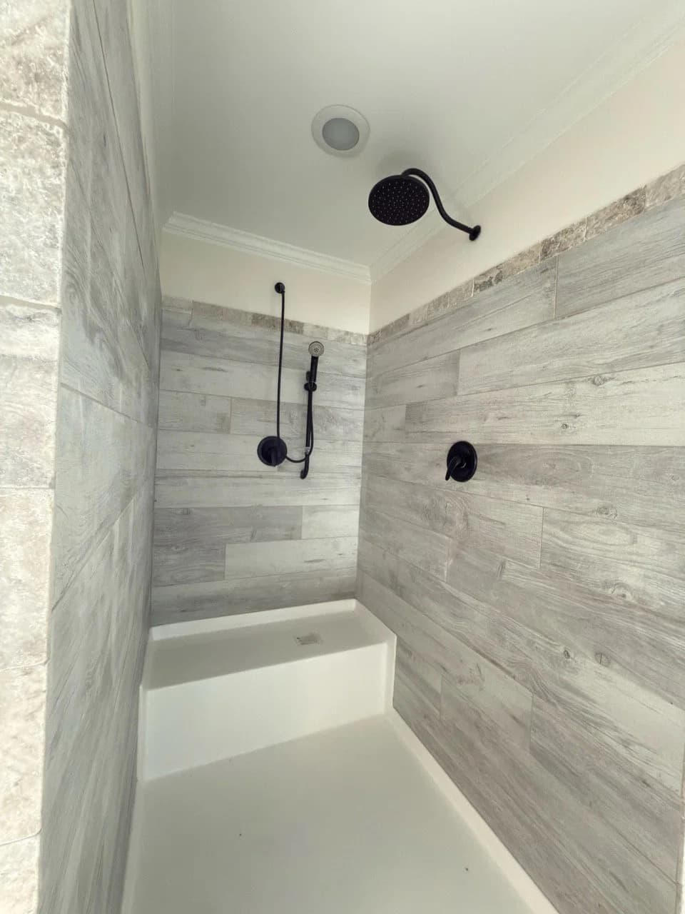 Aimon c 4br bathroom home features