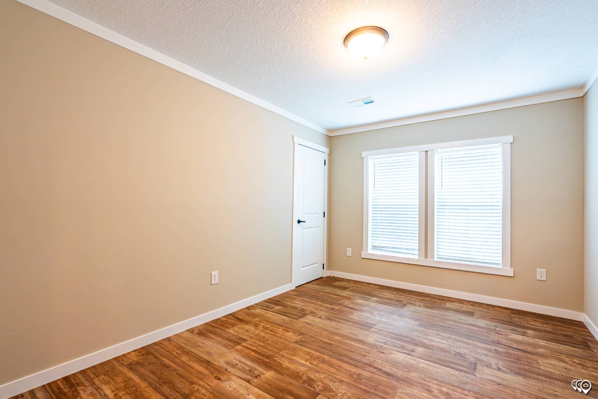 Pri3270-201 bedroom home features