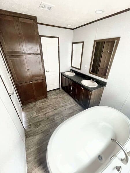 Paradise bathroom home features