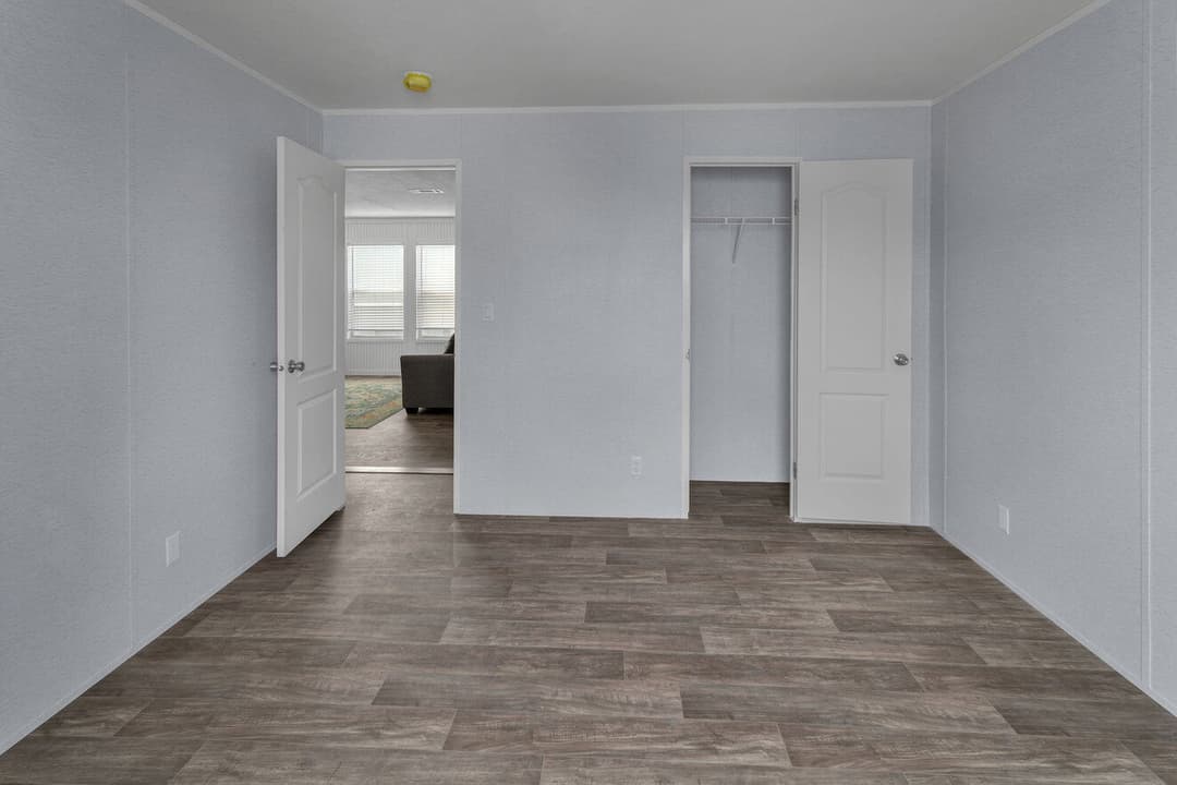 Valu maxx premier 32643e bedroom home features