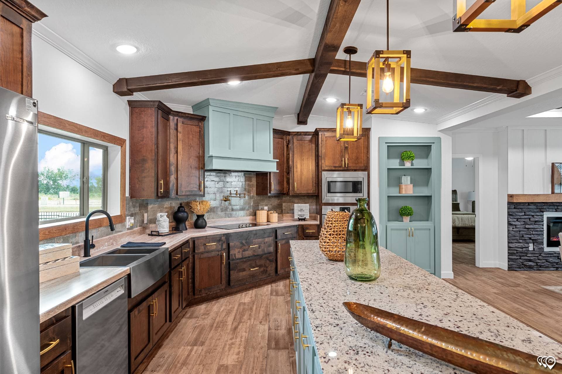 Pri3284-2010 kitchen home features
