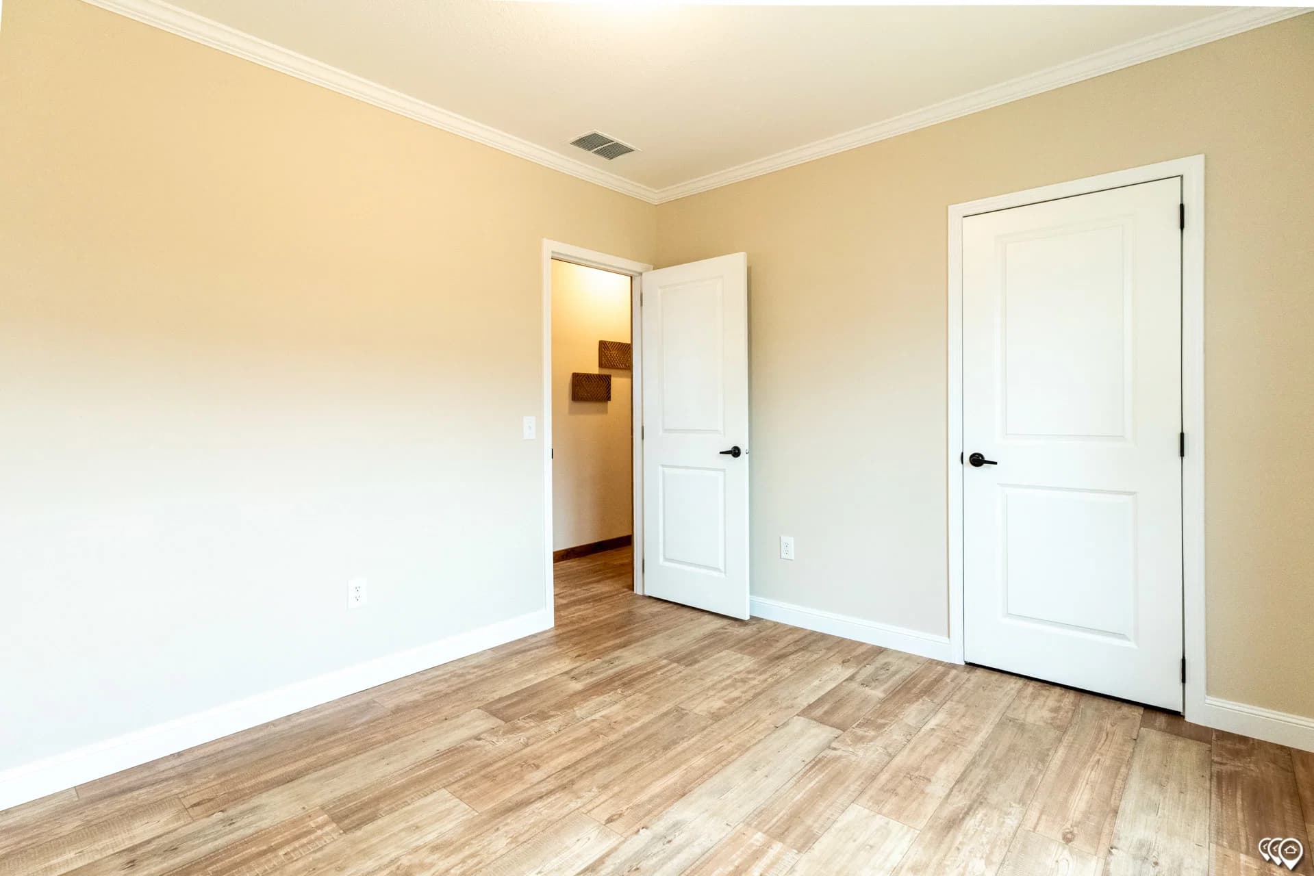 Pri3264-2070 interior home features