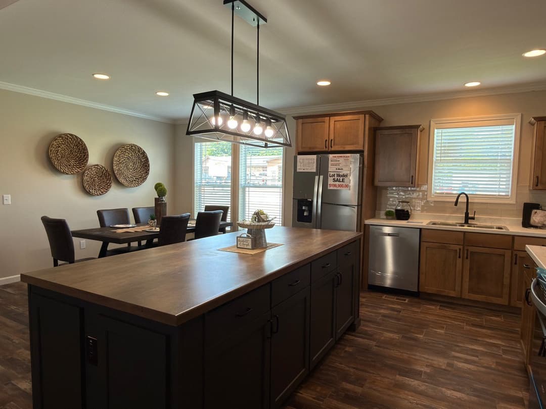 The country cottage kitchen home features