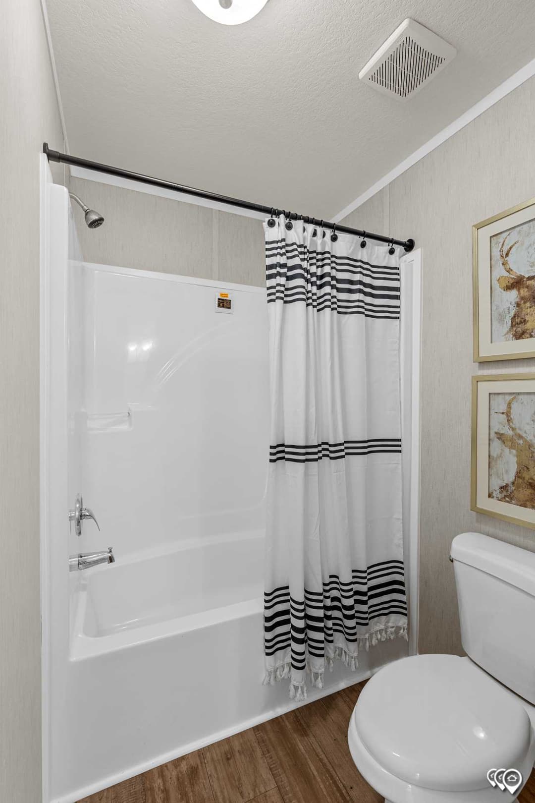 Arc3274-9012 bathroom home features