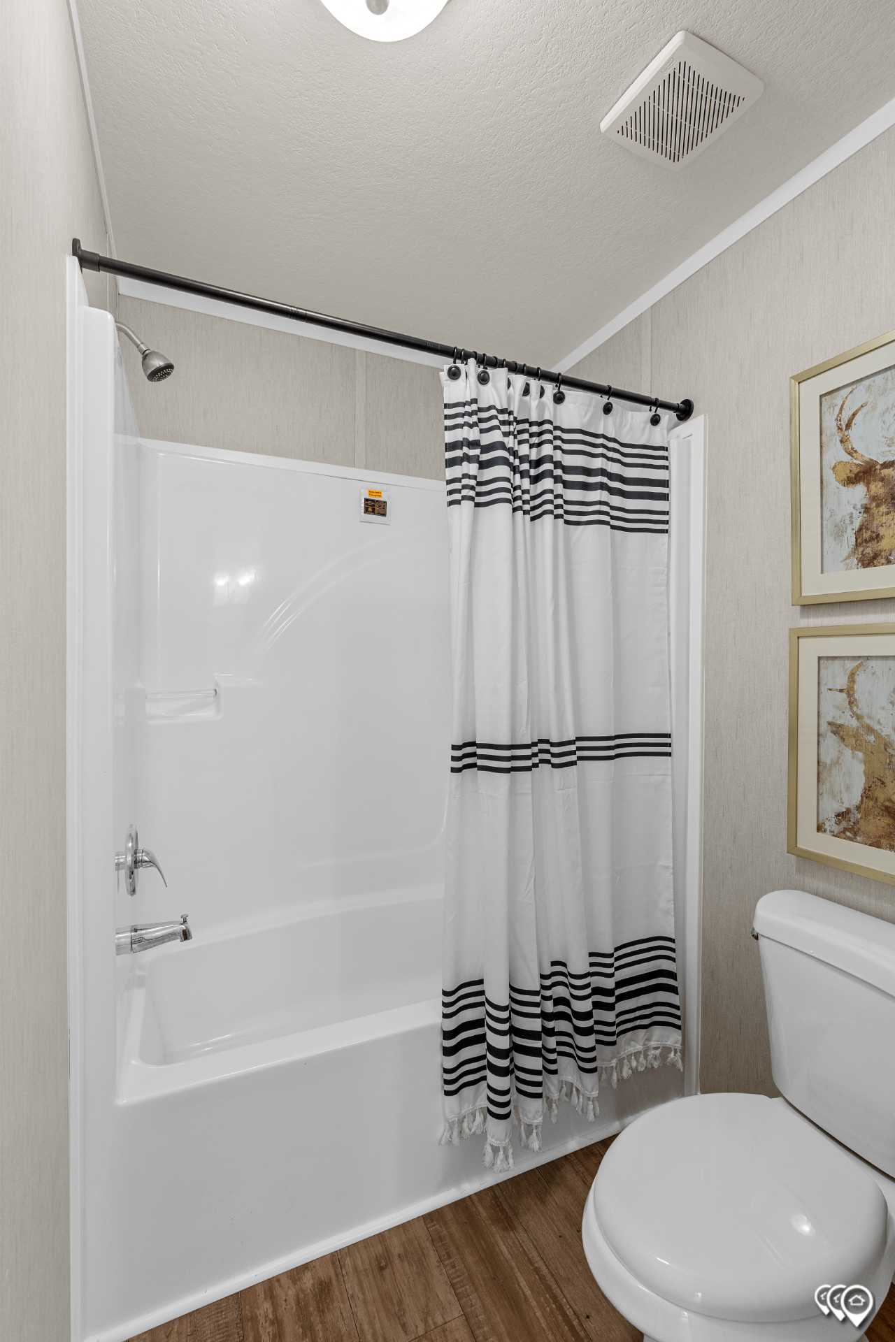 Arc3274-9012 bathroom home features