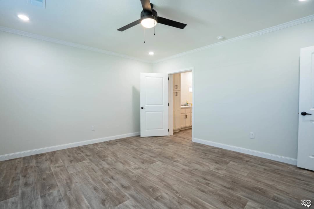 Pri3270-2060 bedroom home features