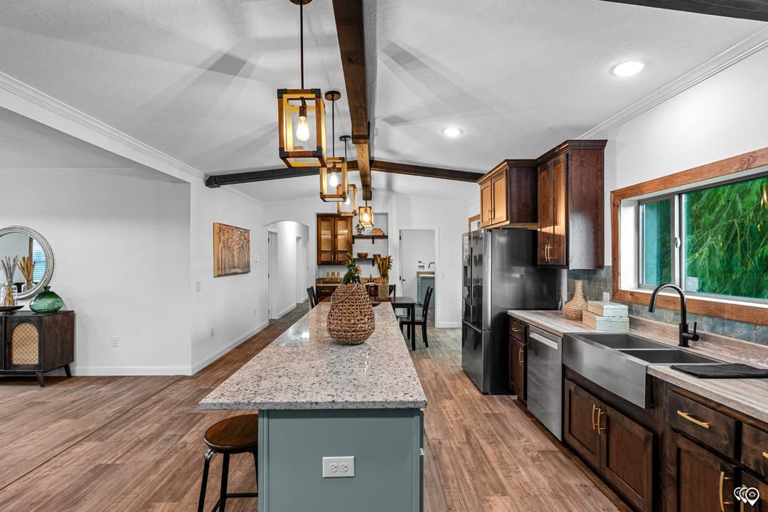 Pri3284-2010 kitchen home features