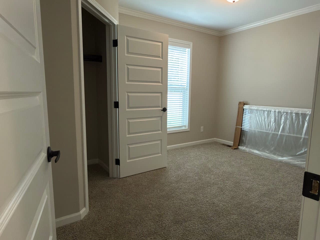The country cottage bedroom home features