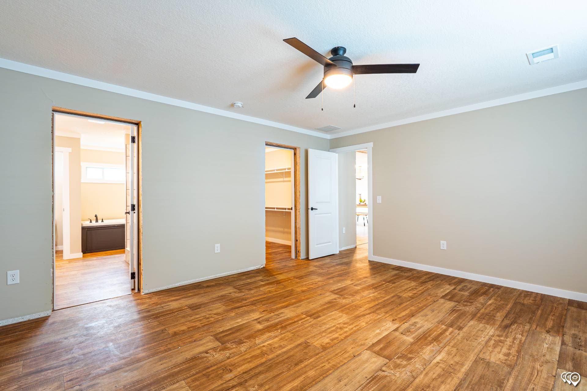 Pri3270-201 bedroom home features