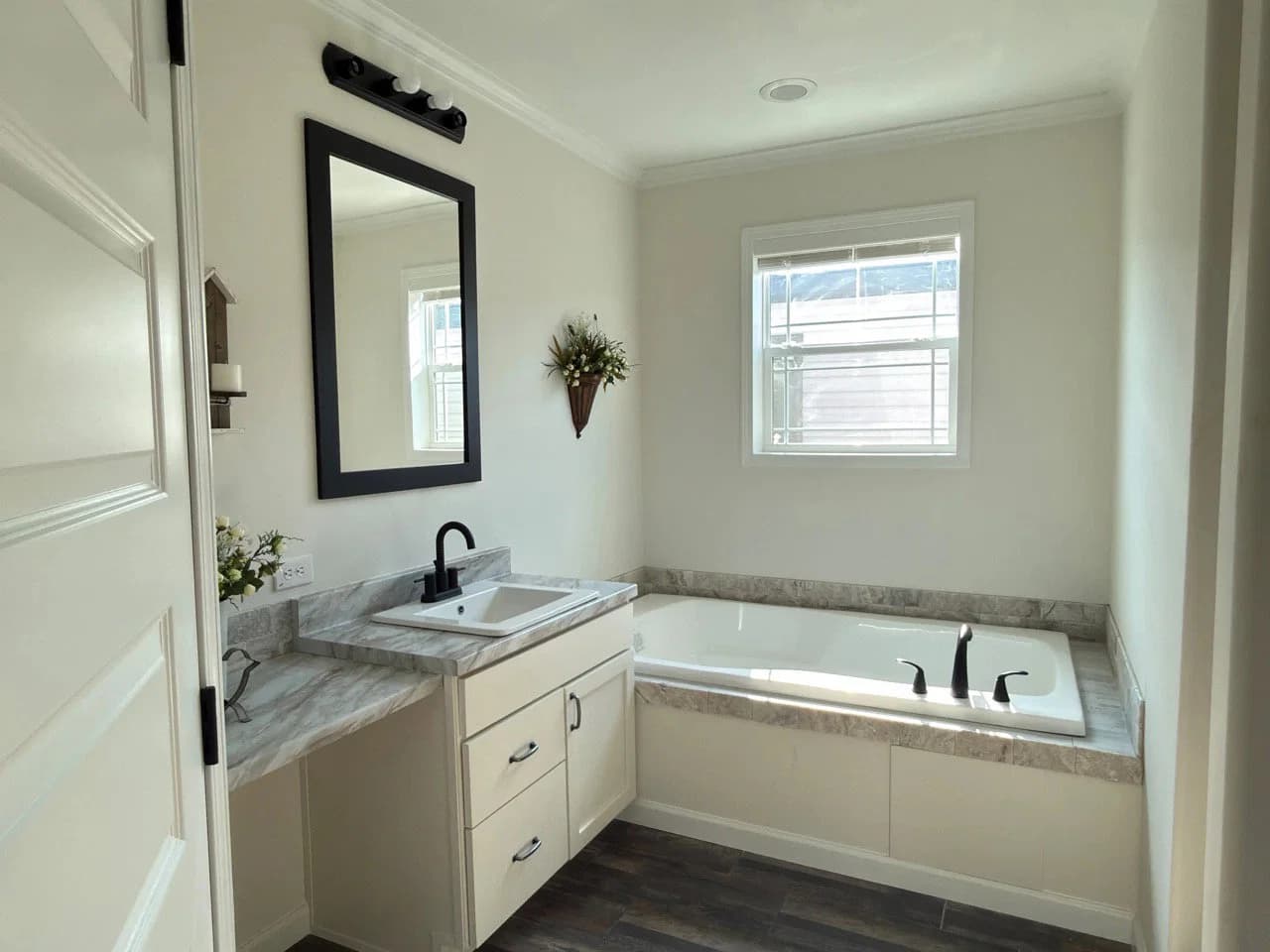 Aimon 4br bathroom home features