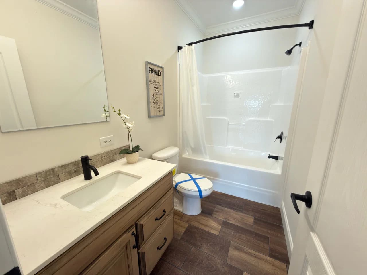 Orchard house (porch) bathroom home features