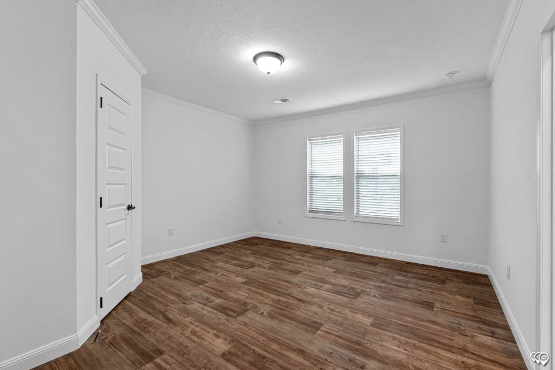 Pri3284-2010 bedroom home features