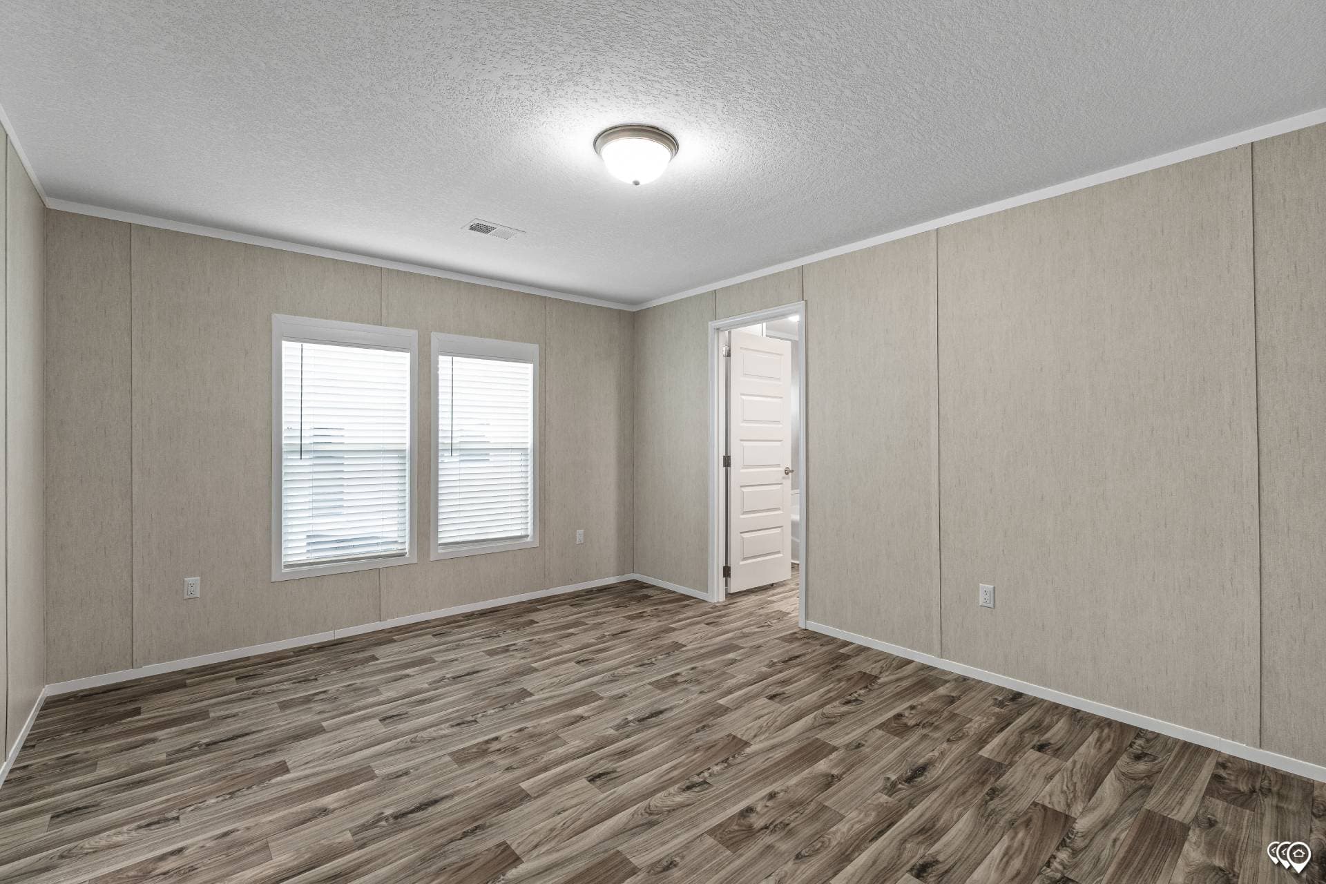 Arc1680-8004 interior home features