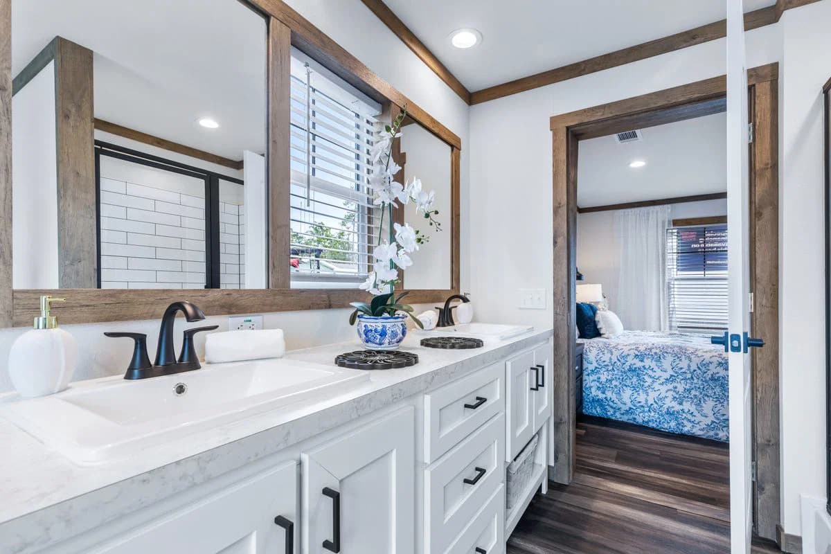 Lizzie bathroom home features