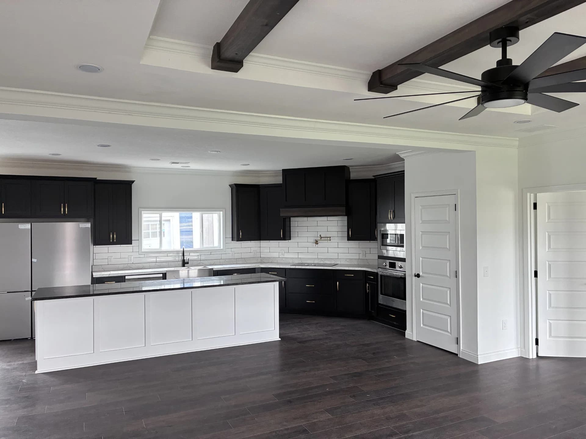 Pri3284-2010 (the bostick) kitchen home features