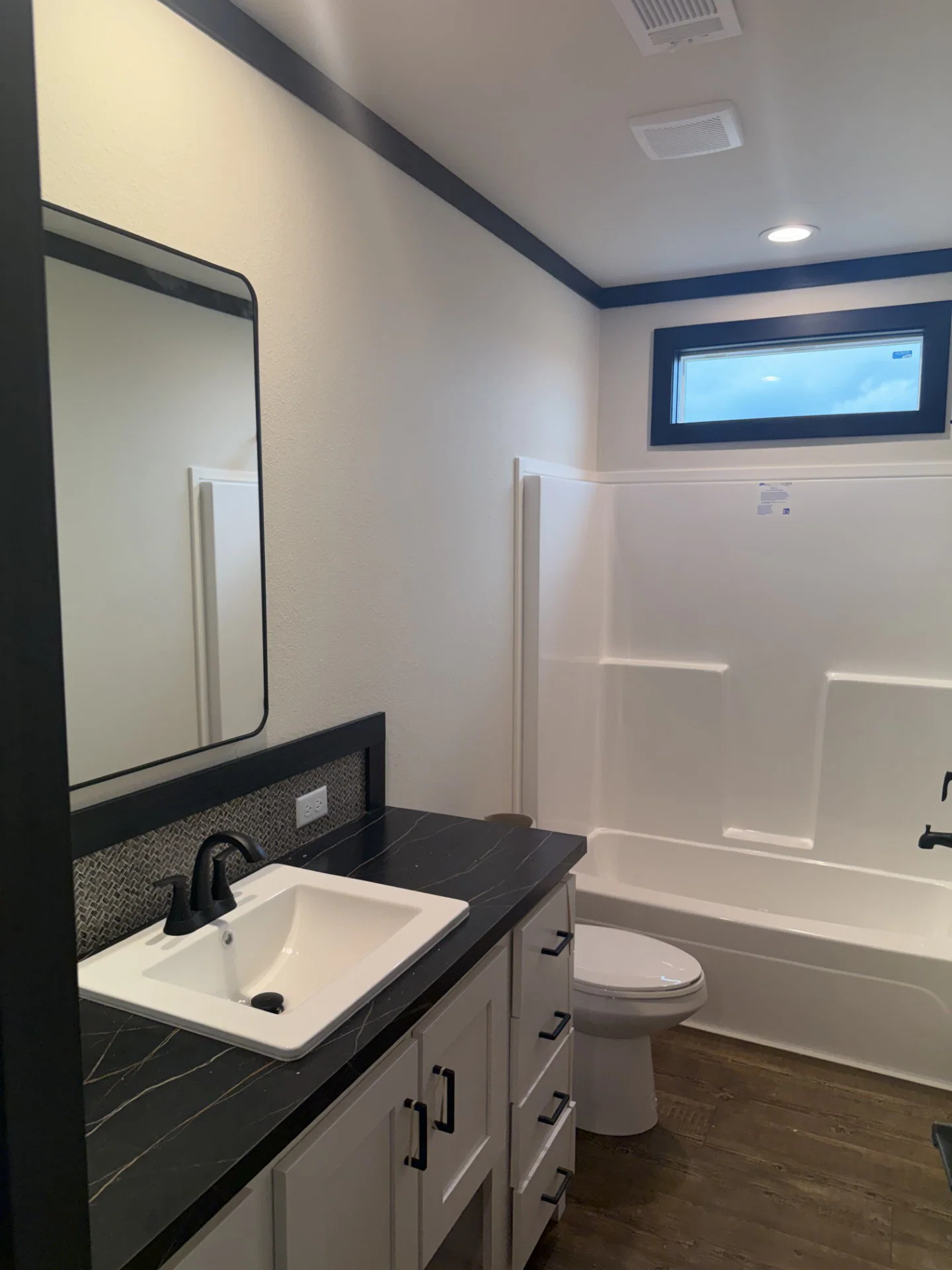 Lazy creek landing  bathroom home features