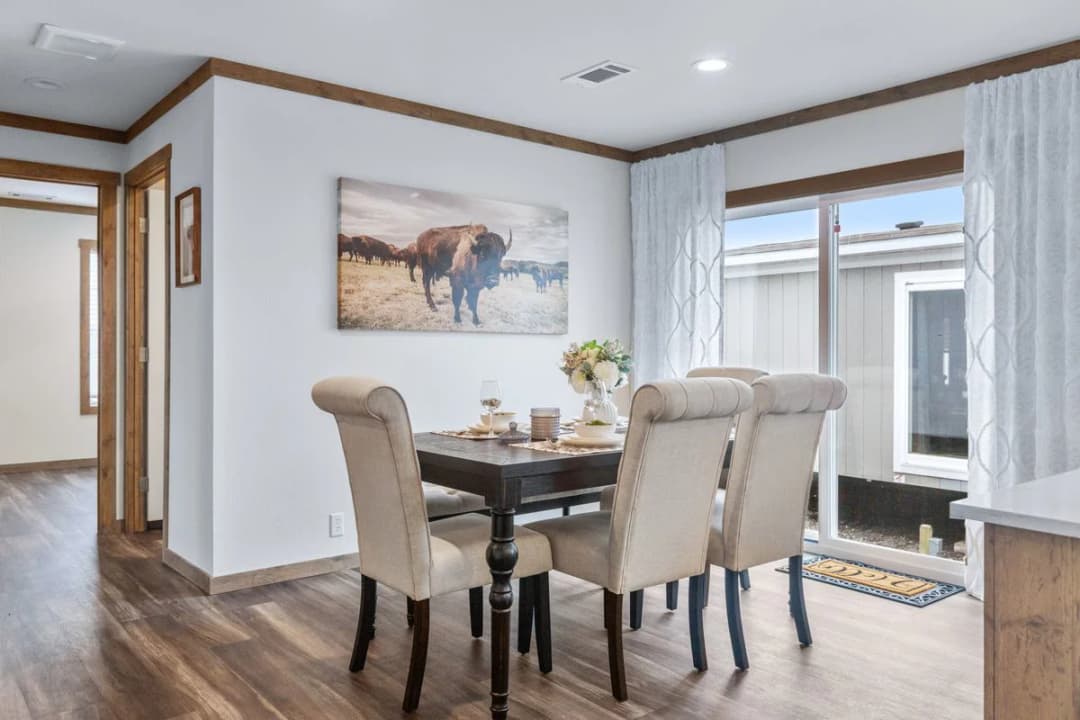 Lizzie interior home features
