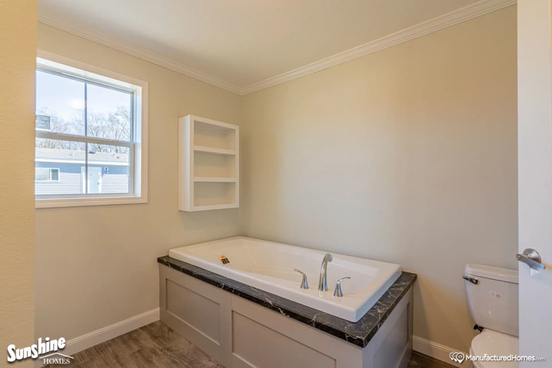 Pri1684-1009 bathroom home features