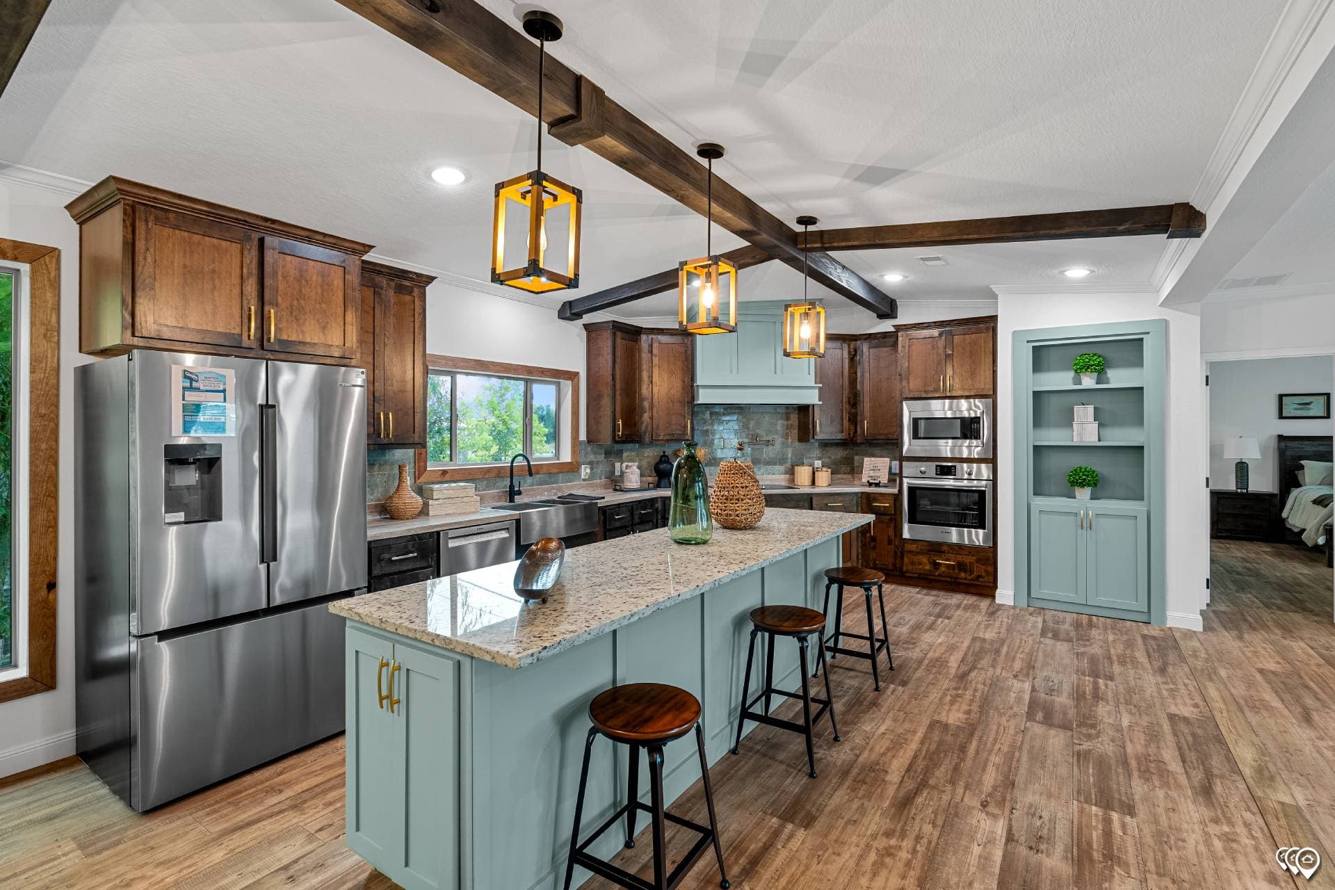 Pri3284-2010 kitchen home features