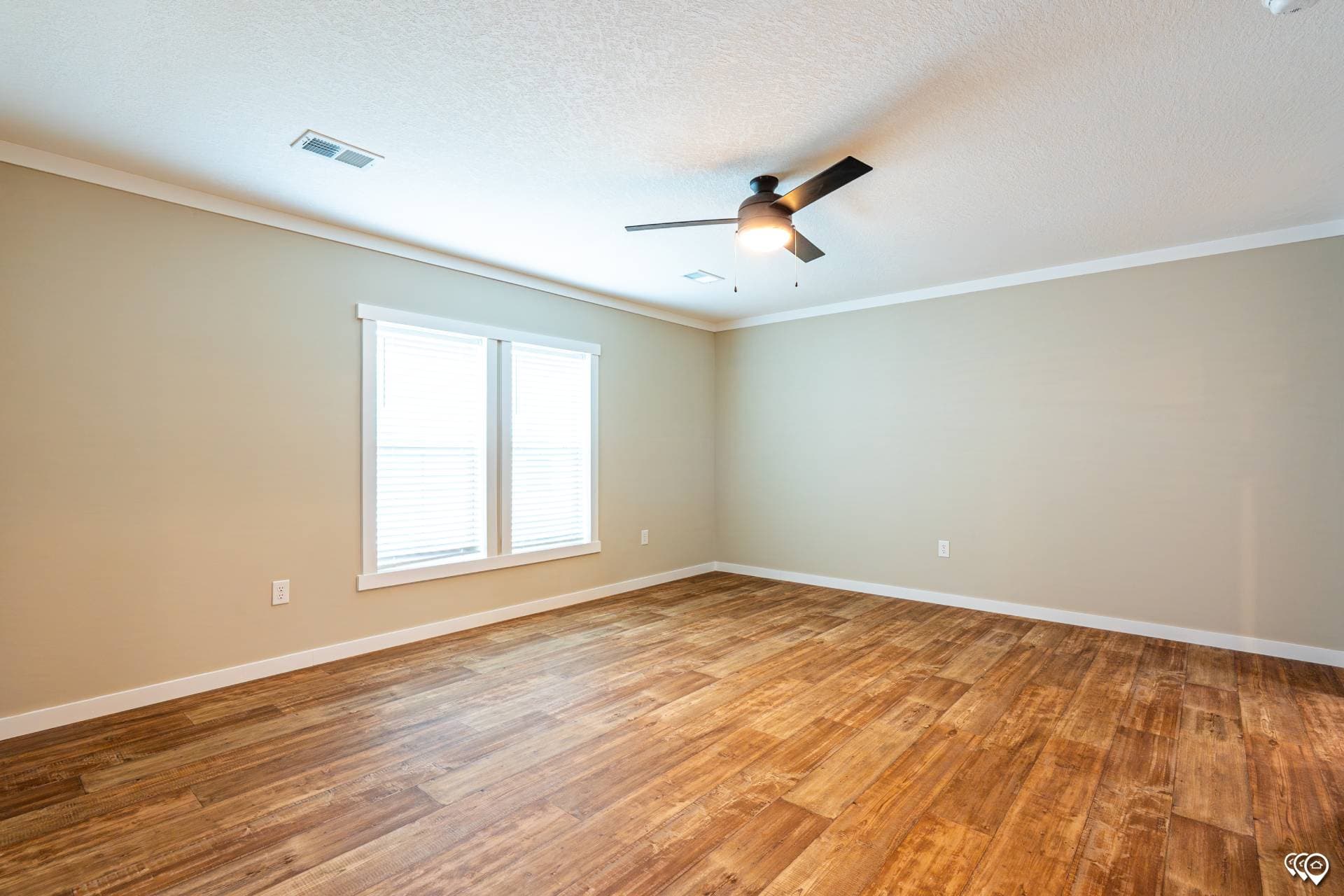 Pri3270-201 bedroom home features