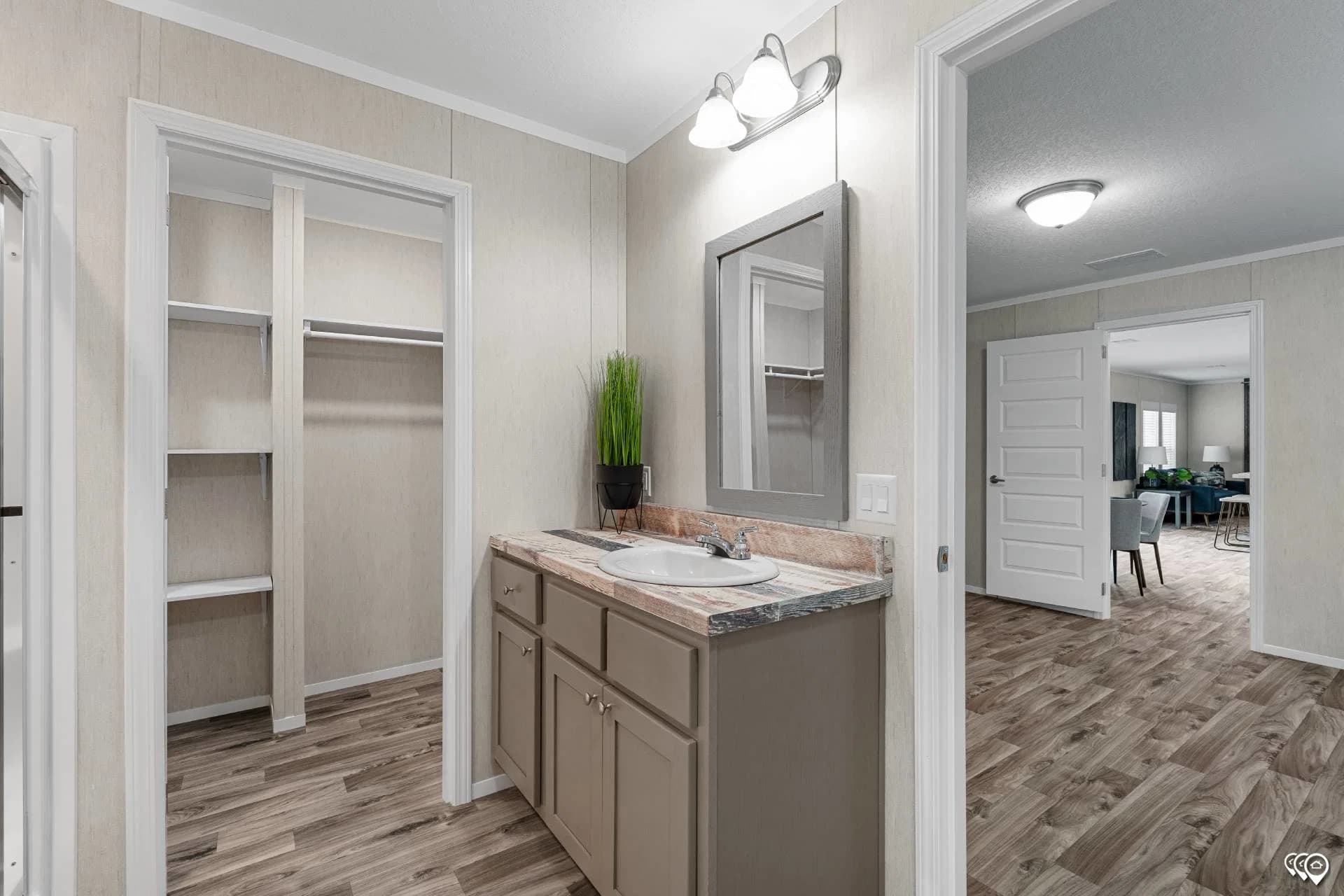 Arc1680-8004 interior home features