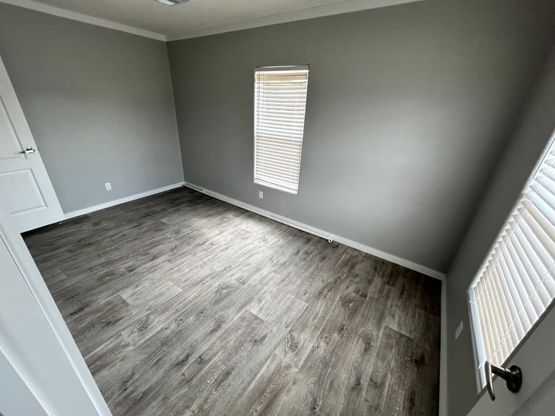 Emerald bedroom home features