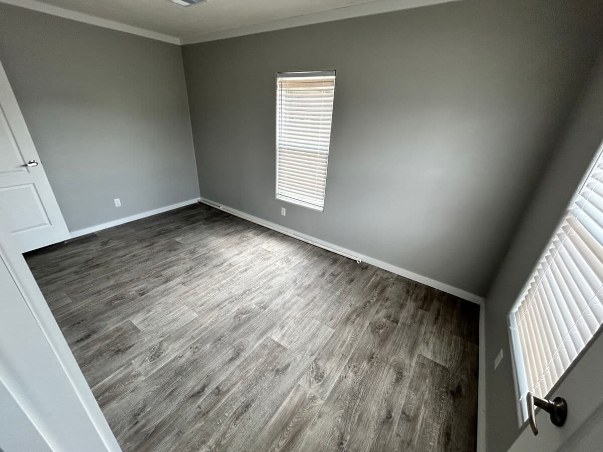 Emerald bedroom home features
