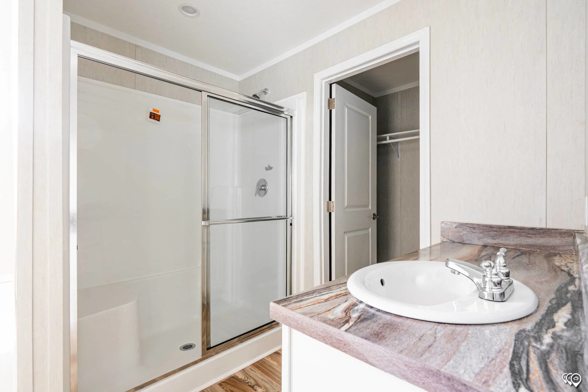Arc1680-8016 bathroom home features