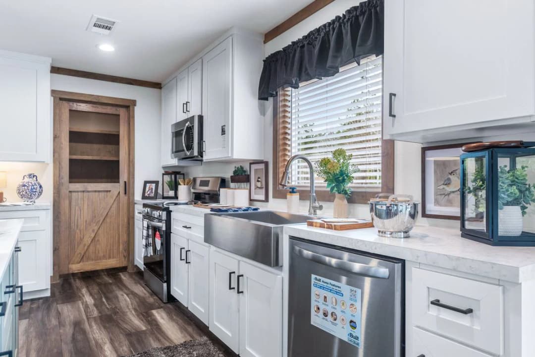 Everett kitchen home features