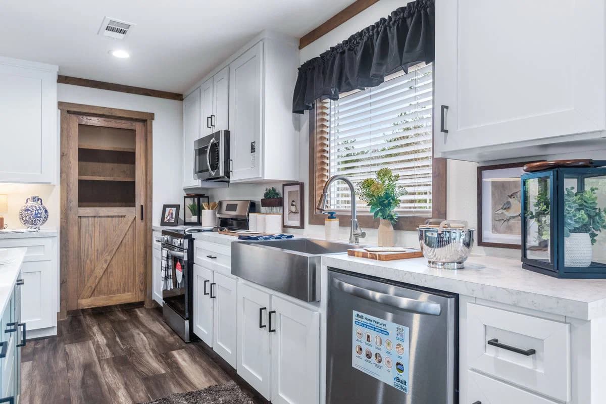 Everett kitchen home features