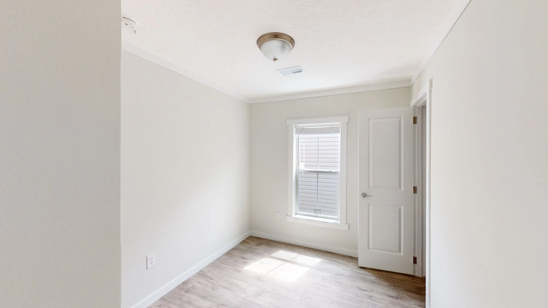 Pri1680-102 (the bailey) bedroom home features
