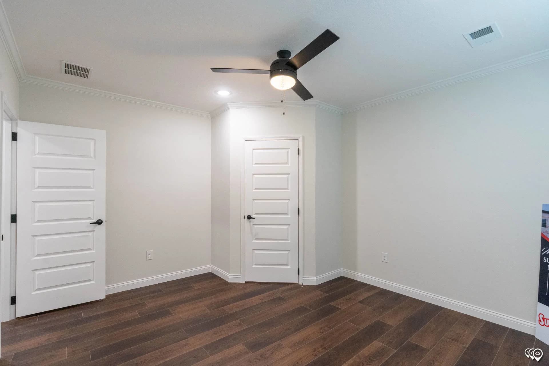 Pri3284-2074 bedroom home features