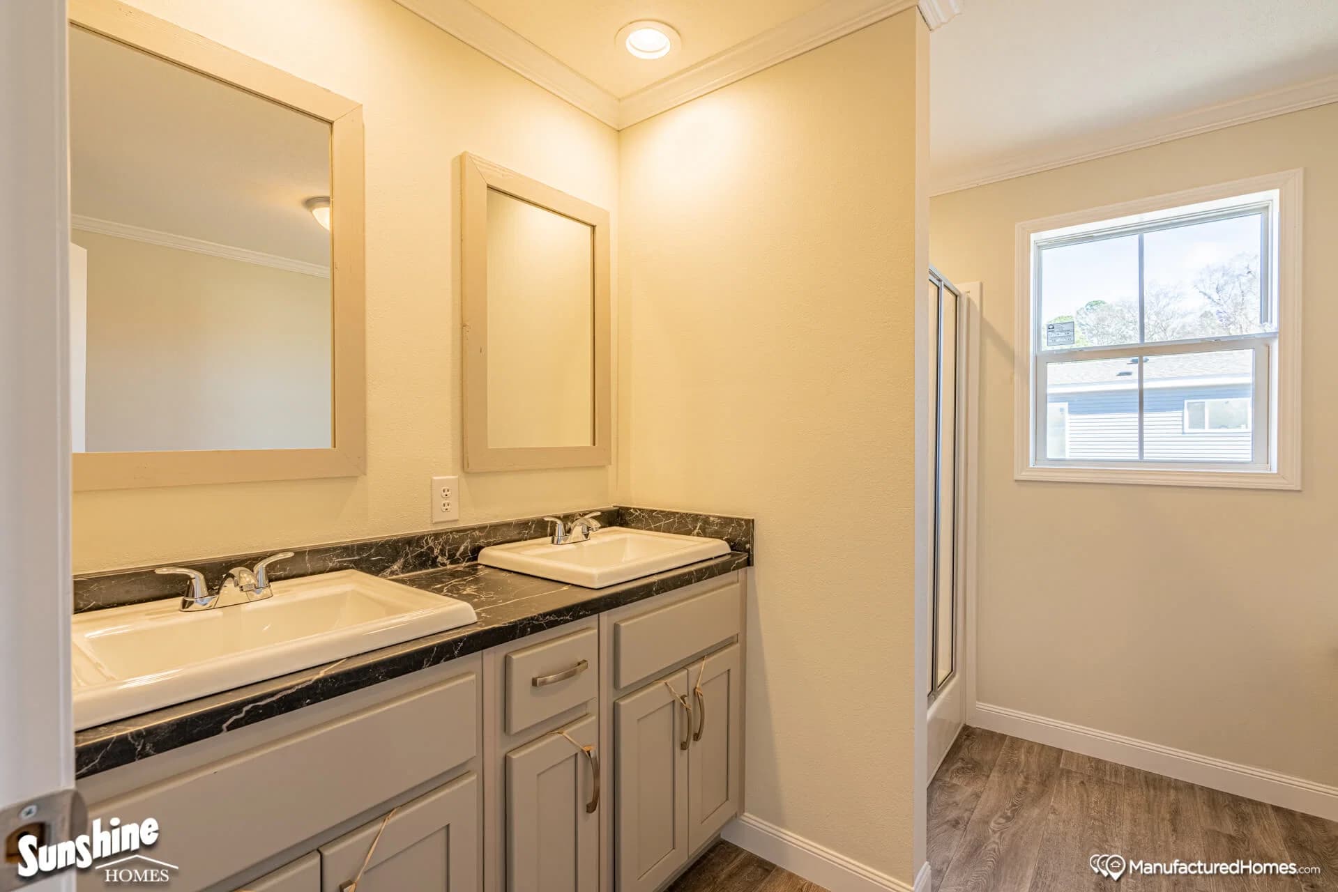 Pri1684-1009 bathroom home features