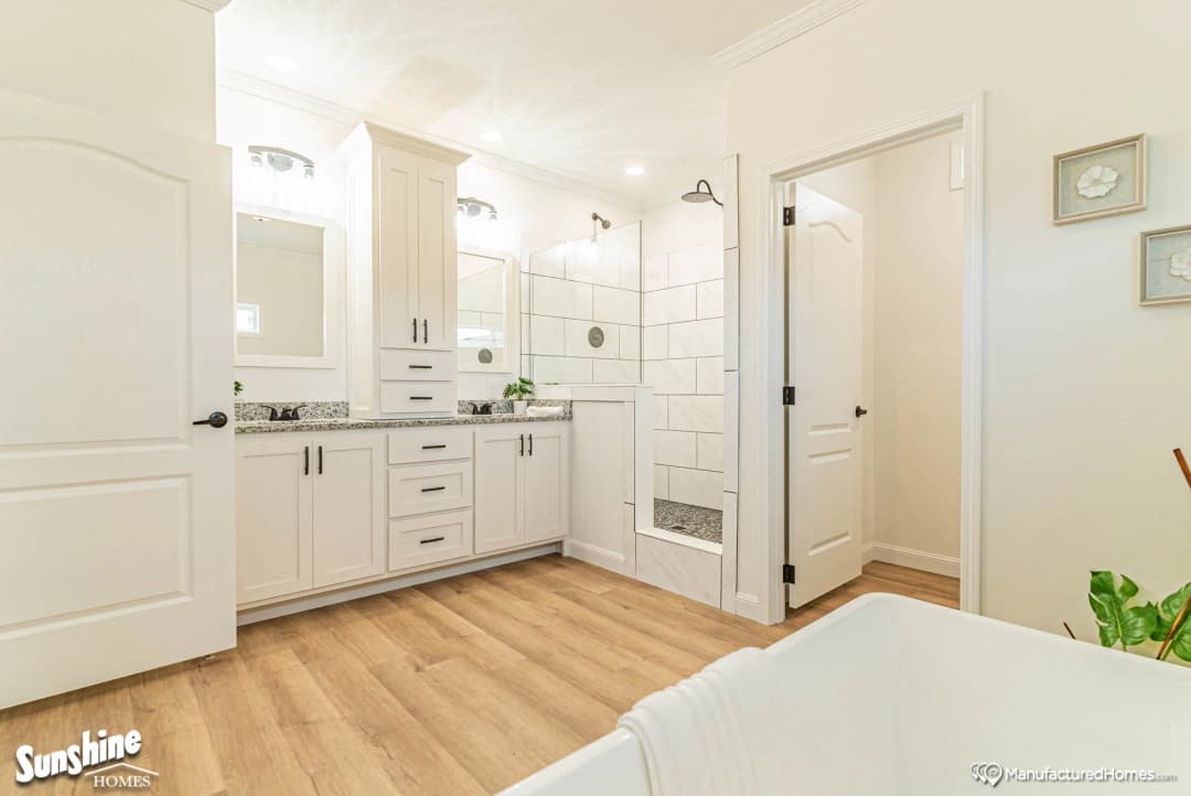 Pri3284-2058 bathroom home features