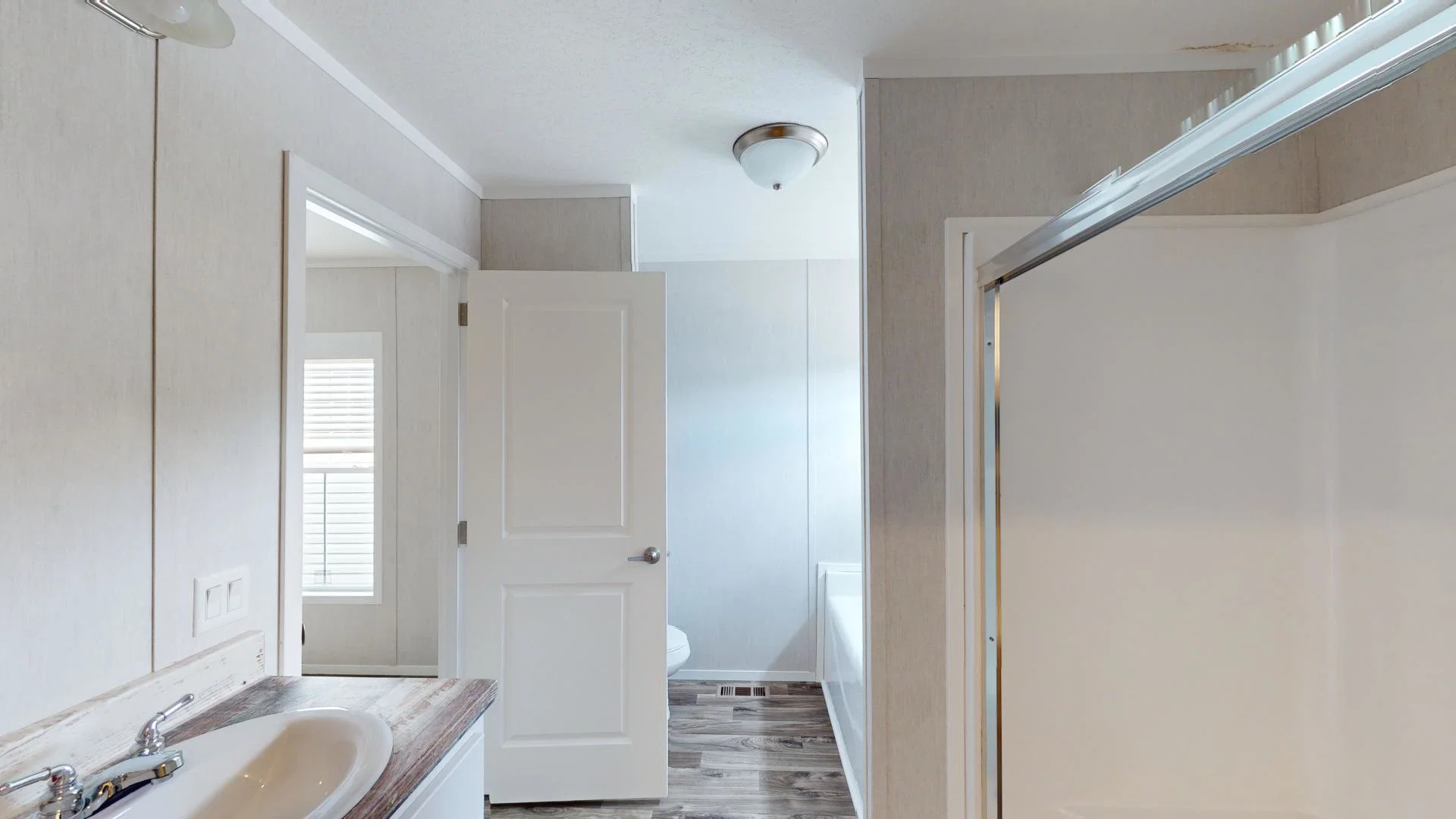 Arc1680-8000-2 bathroom home features