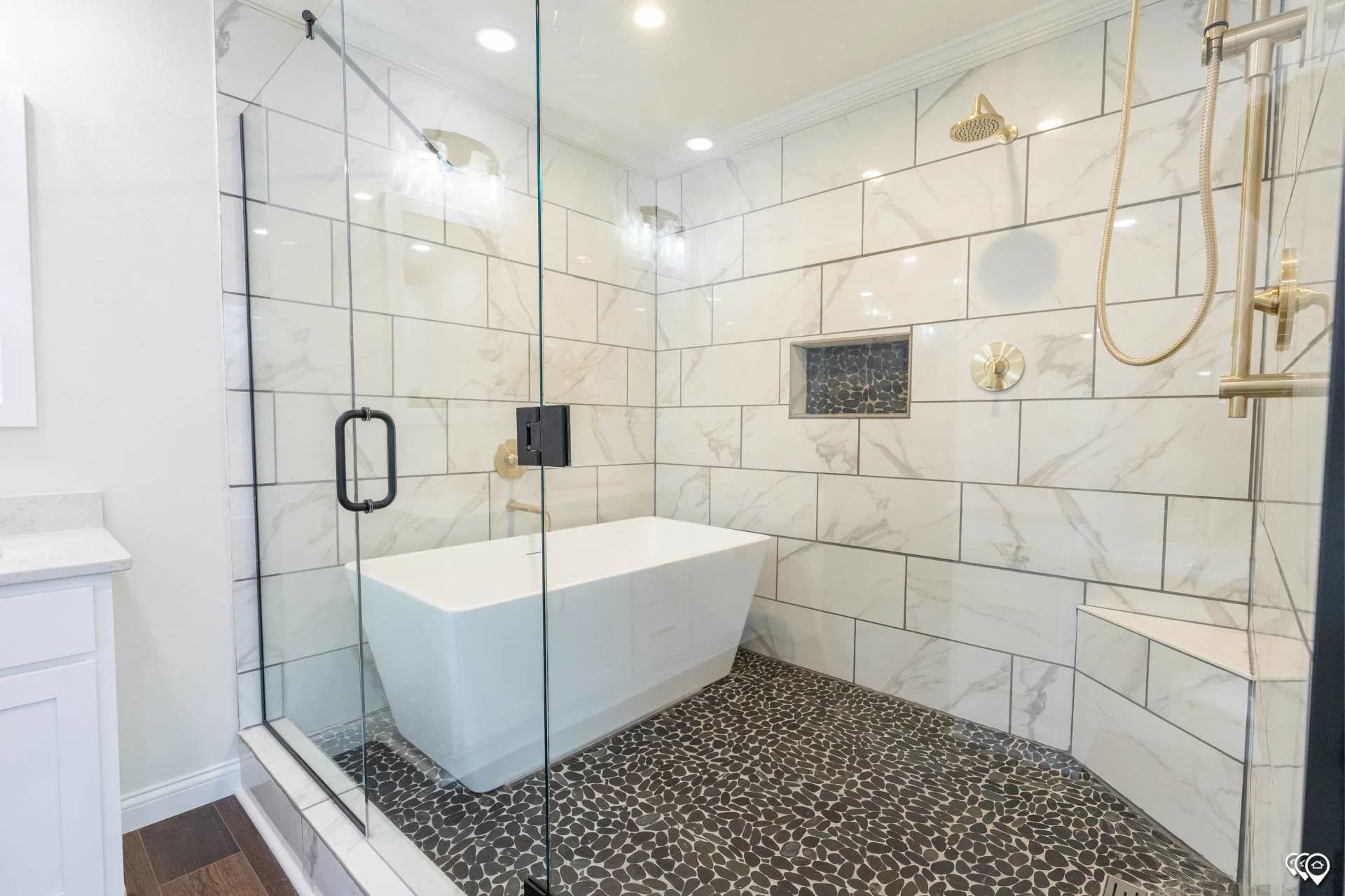 Pri3284-2074 bathroom home features