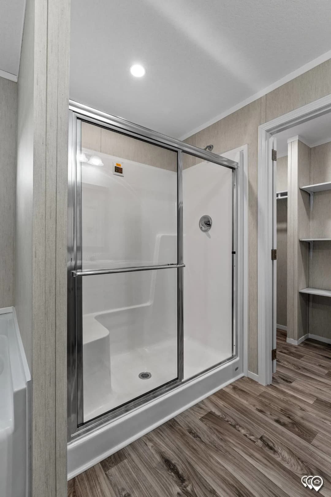 Arc1680-8004 bathroom home features