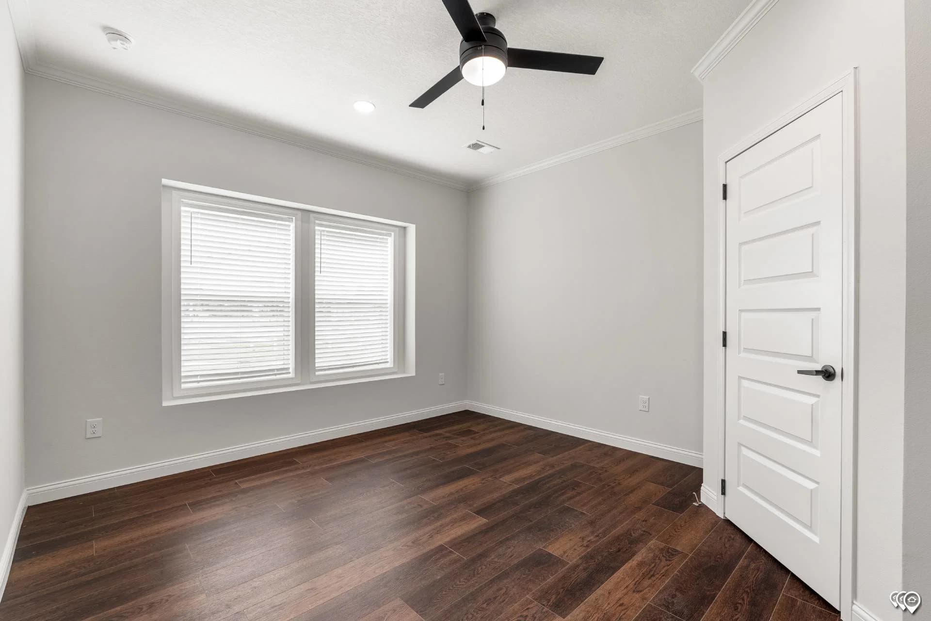 Pri3284-2074 bedroom home features