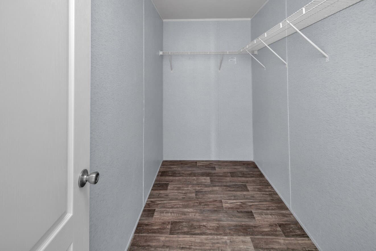Valu maxx premier 32643e bedroom home features