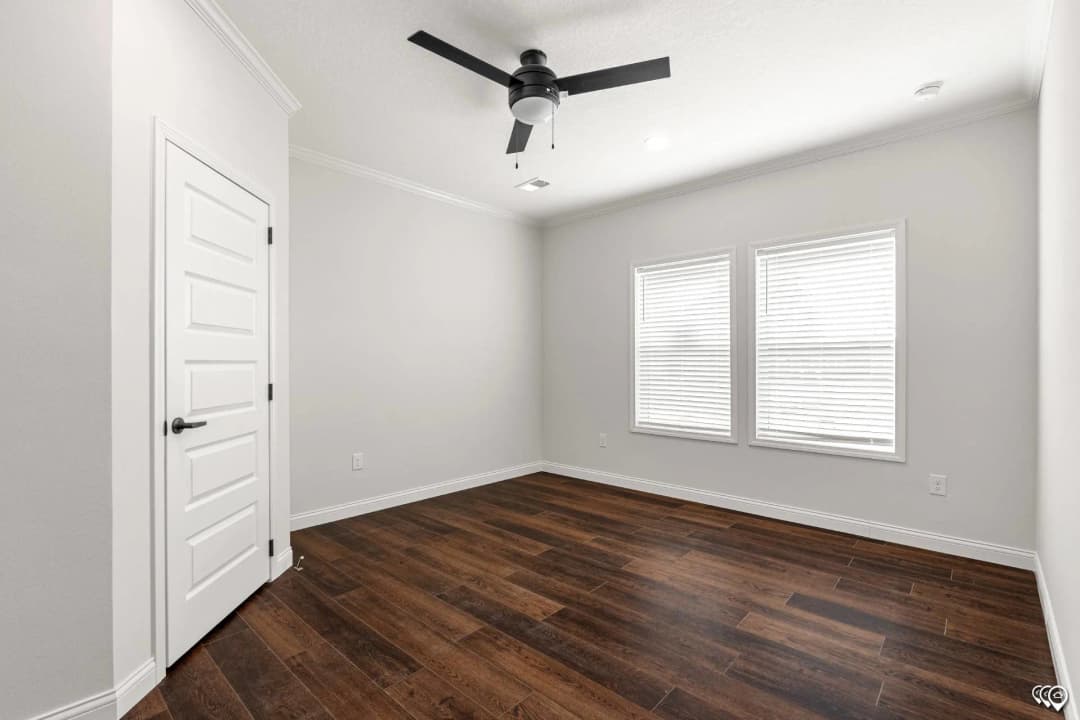 Pri3284-2074 bedroom home features