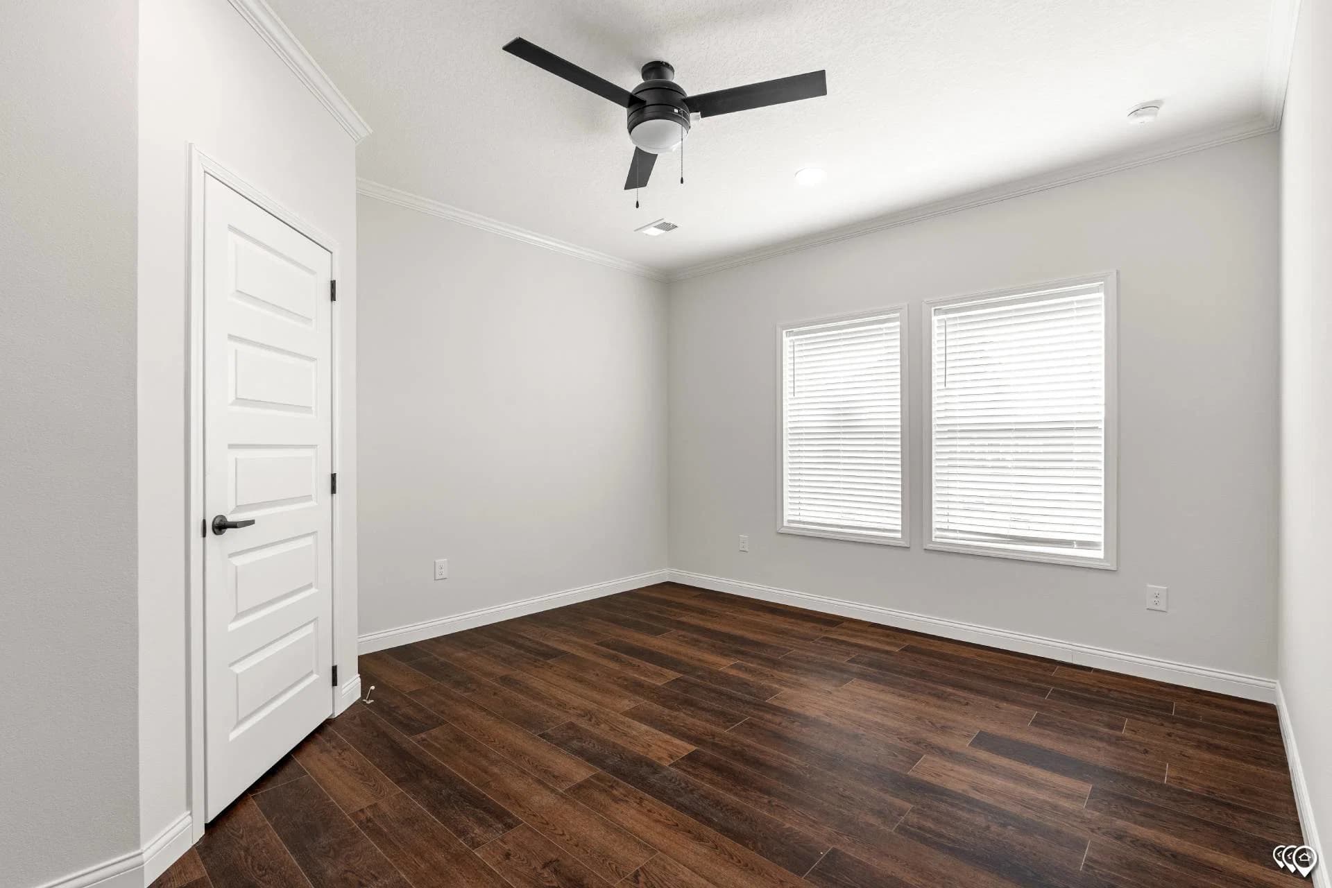 Pri3284-2074 bedroom home features