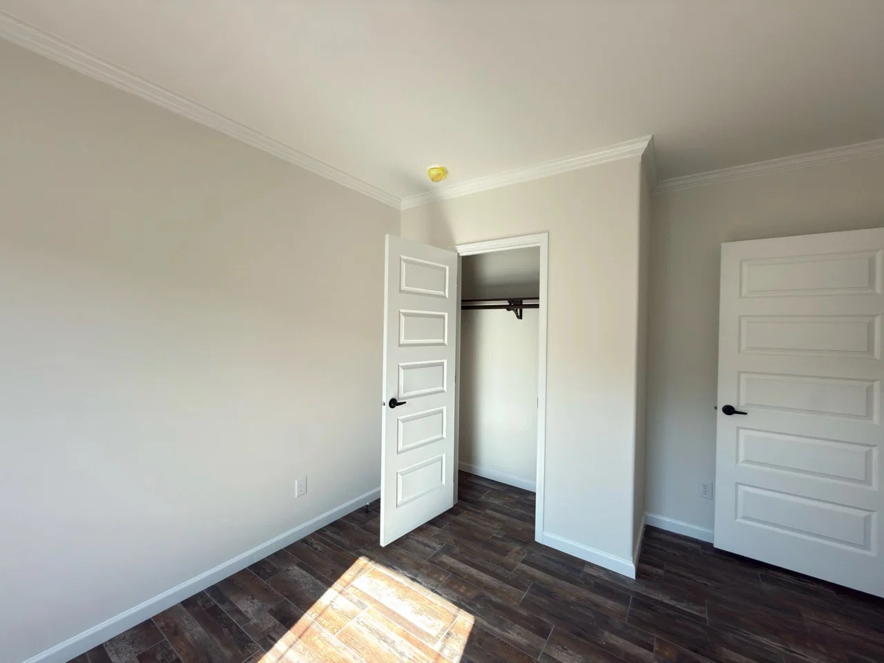 Aimon bedroom home features