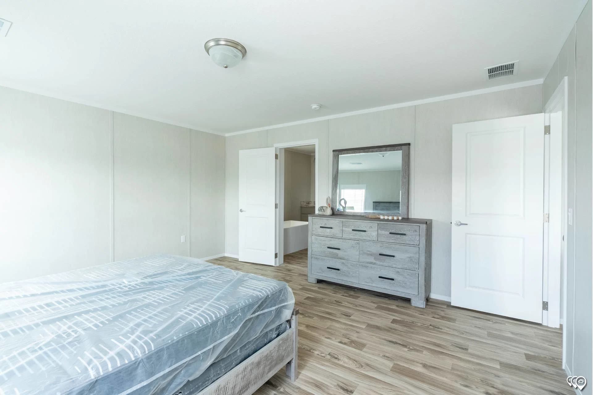 Arc3270-9002 bedroom home features