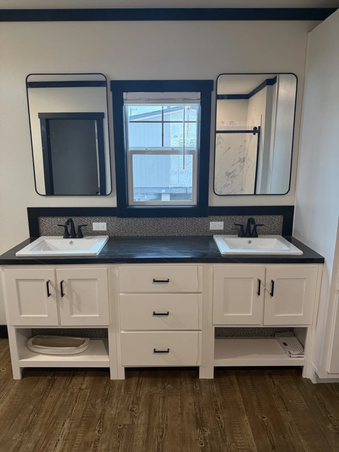 Lazy creek landing  bathroom home features