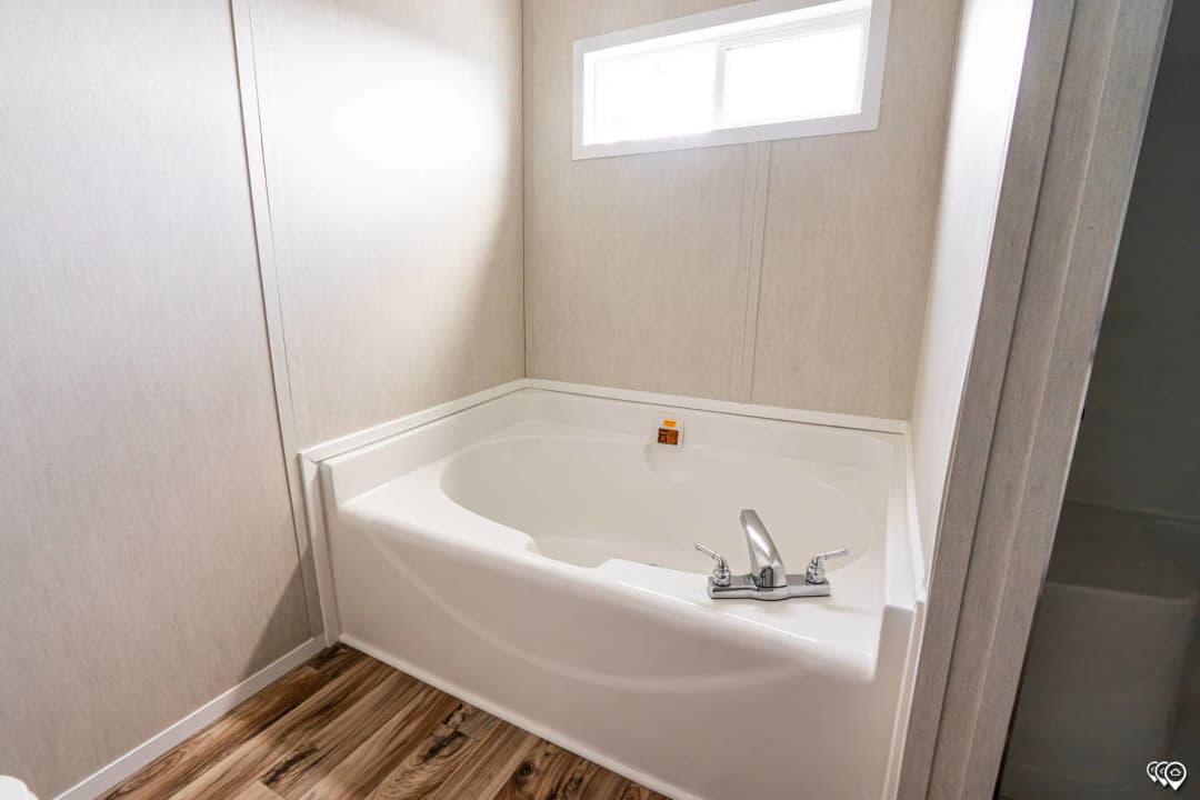 Arc1680-8016 bathroom home features