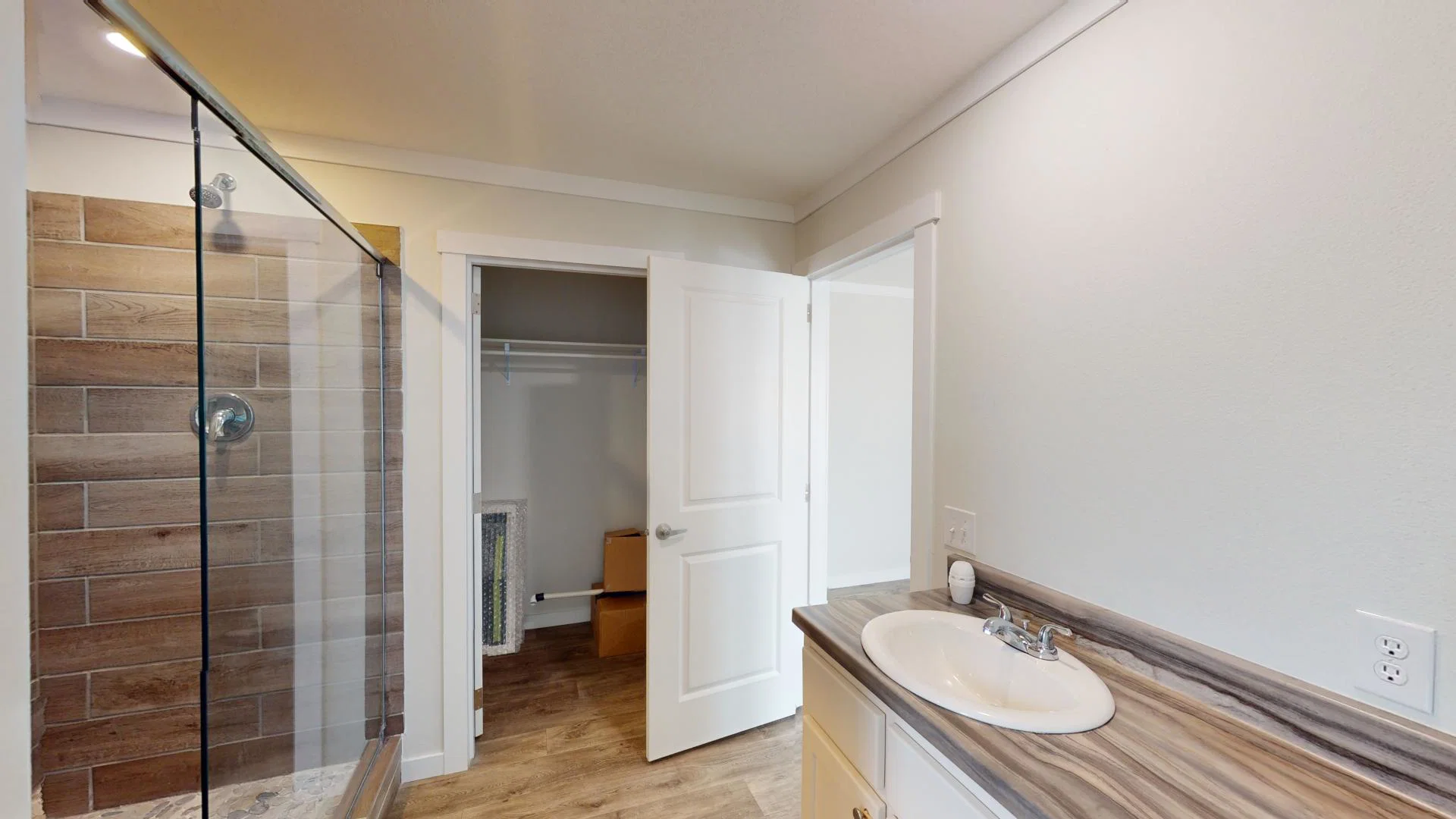 Pri1680-102 (the bailey) bathroom home features
